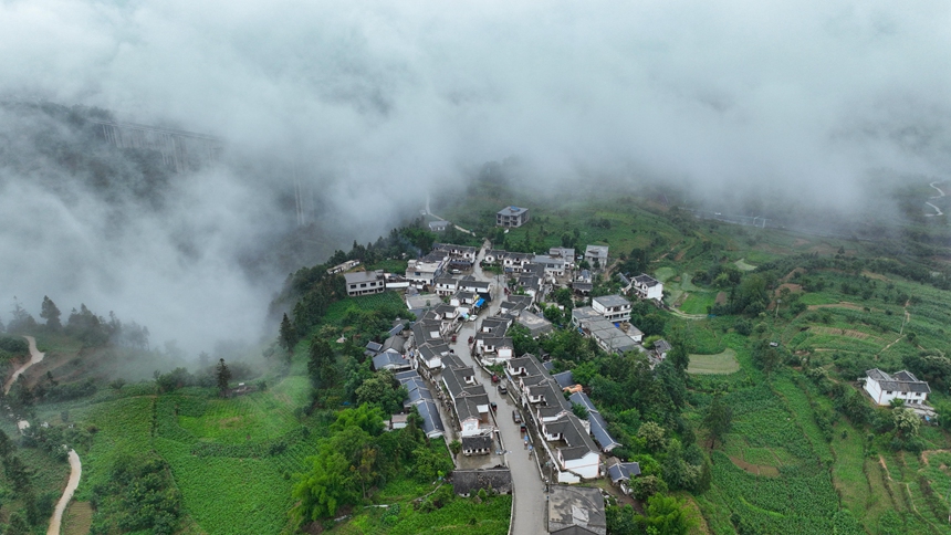 2024年6月9日，雲霧繚繞的貴州省畢節赫章縣平山鎮中寨社區風光。