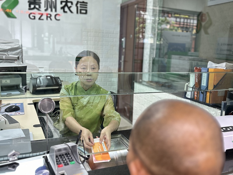 1、为客户办理业务。