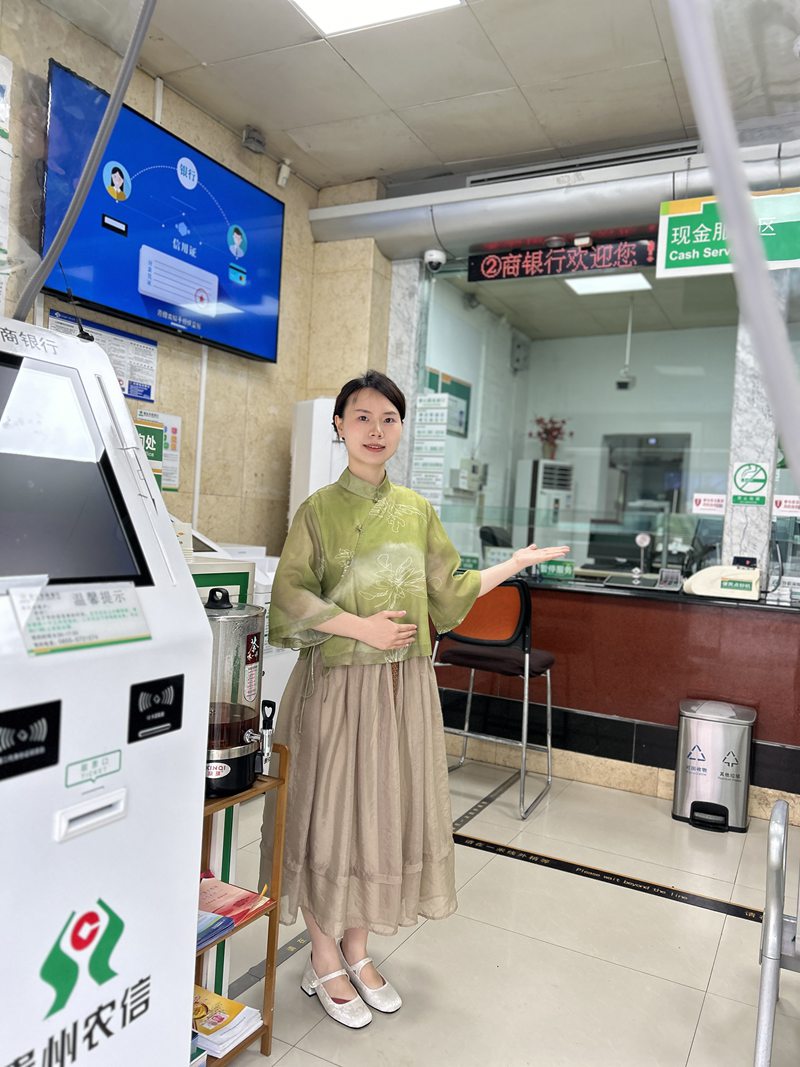3、网点穿汉服工作人员。