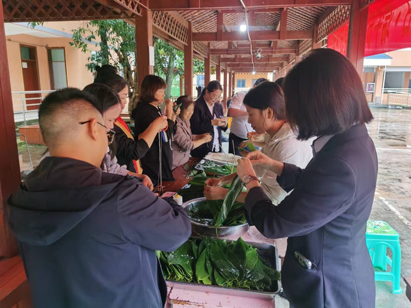 楠木渡鎮包粽子現場。