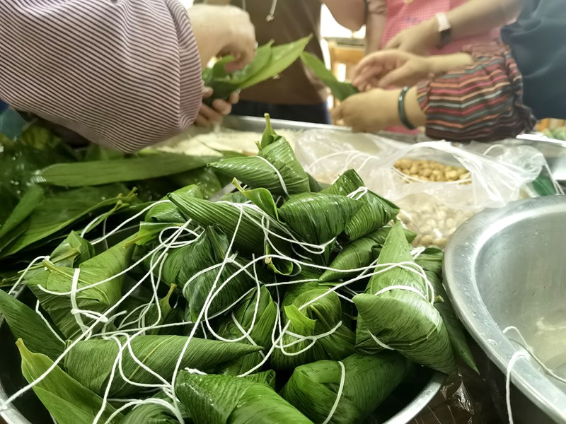 南龍鄉活動現場包好的粽子堆成了小山。