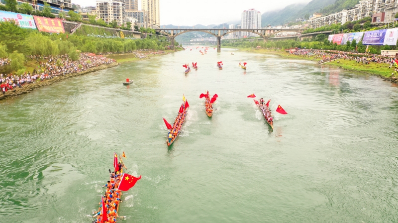  Along the river: the dragon boat gallops, the drum sounds, and the mountain song is loud and clear, and the rhyme is flying