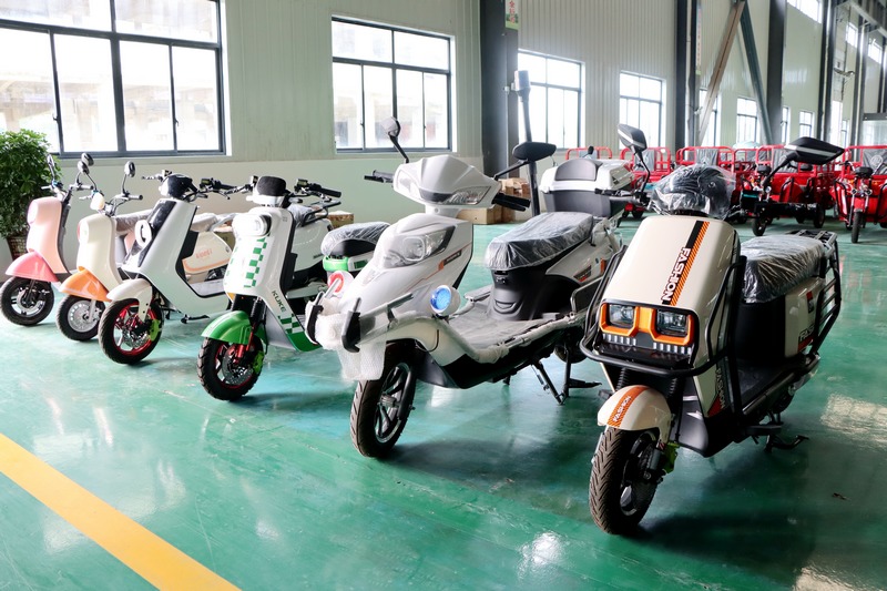 新能源产业加速“跑” 群众实现“家门口”就业。