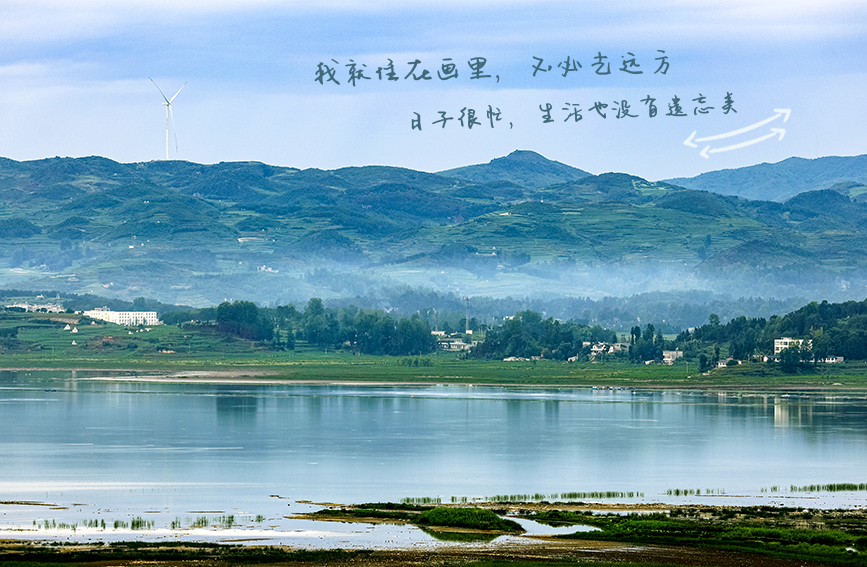 雨后煙雨朦朧的草海。王勁鬆攝