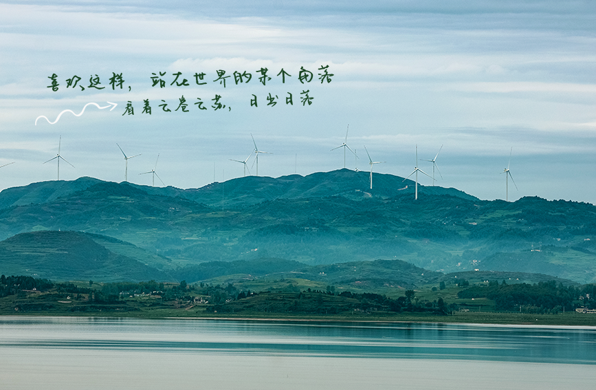 雨后烟雨朦胧的草海。王劲松摄