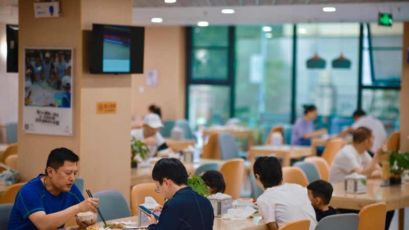 业主们就餐。