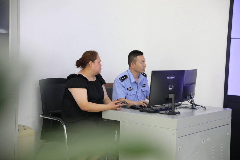 居民寻求警察帮助。