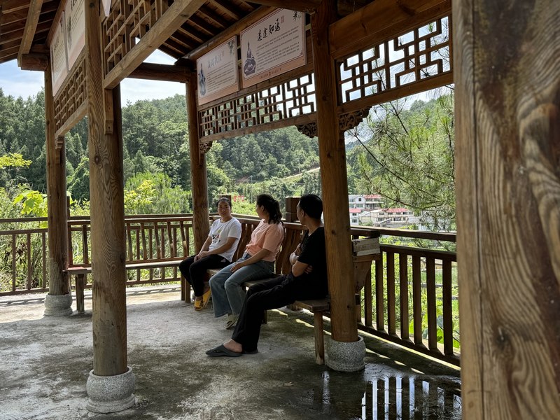 村民在清風亭聊天。