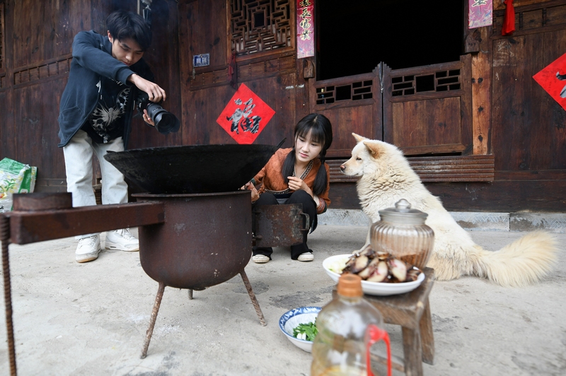 准備拍攝制作臘肉的短視頻。陳孝新攝