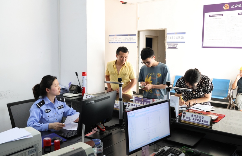 打造“双语调解室” 做实为民服务大文章。