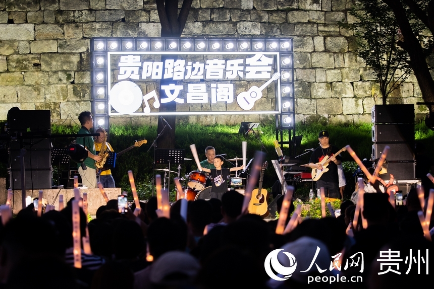 文昌阁路边音乐会热情开唱。人民网记者  涂敏摄