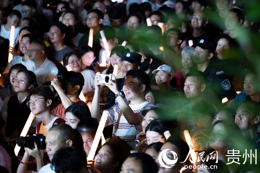 路边音乐会的观众席人头攒动。人民网记者 涂敏摄