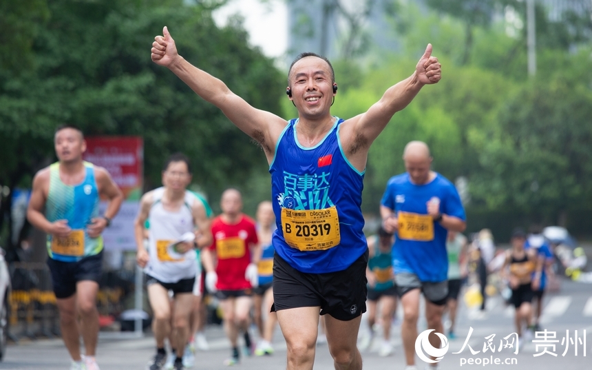 2024贵阳马拉松的参赛选手全力奔跑。人民网记者 高华摄