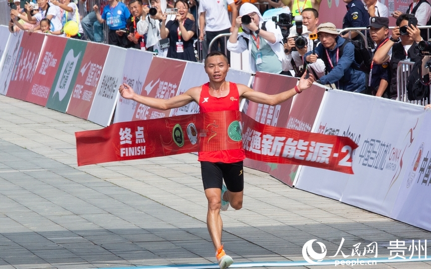 贵州选手岑万江获得2024贵阳马拉松赛男子组全马冠军。人民网记者 高华摄