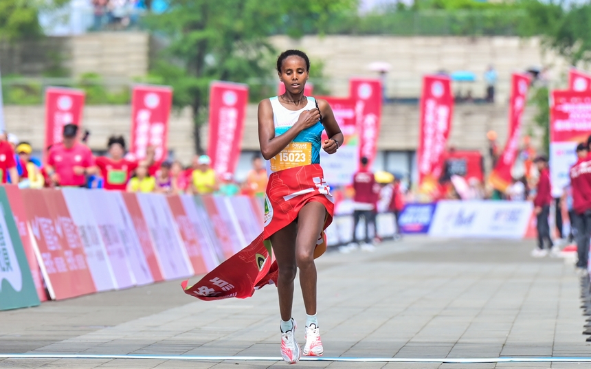 埃塞俄比亚选手ROBI GENET TADESSE获得女子组全马冠军。图片由主办方提供