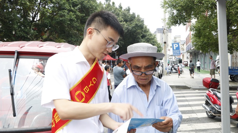 向群众讲解宣传。