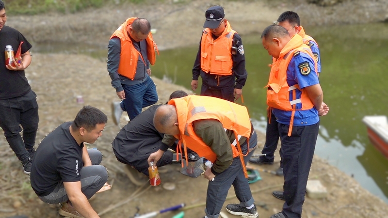 開展部門聯合執法查獲垂釣人員。 萬蓮蓮攝