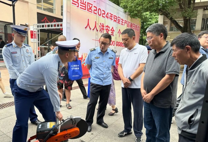 现场观摩消防器材。