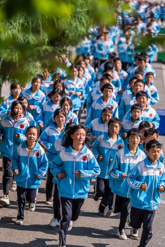 在毕节市威宁自治县海拉镇中学，孩子们在进行常规体能训练。