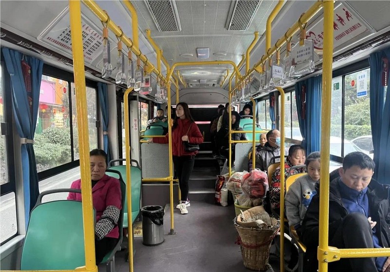 仁怀市区公交车内环境。