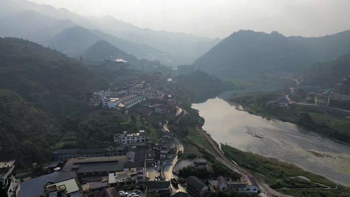 赤水河畔。