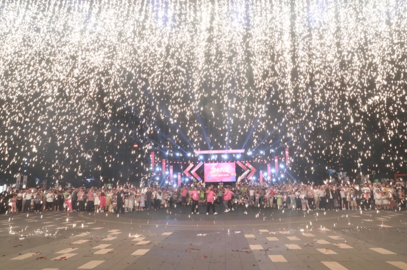 清镇市打造消费新场景，点亮夏日“夜经济”。