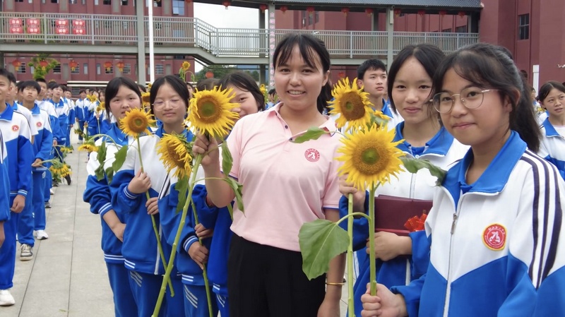 独山县第二中学为中考学子发放向日葵。