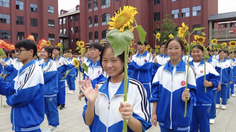 独山县第二中学为中考学子发放向日葵。