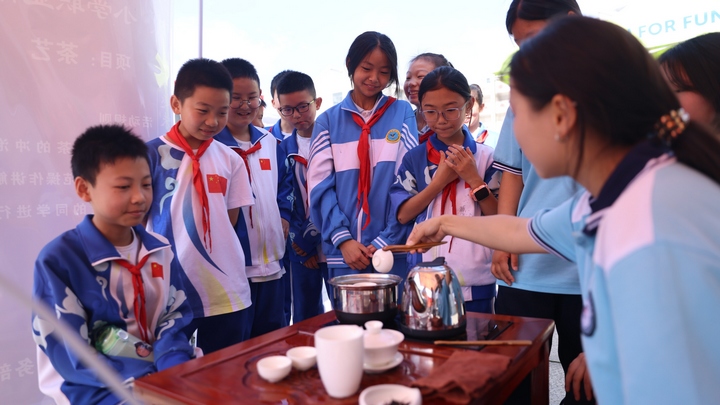 中小學生體驗茶藝。