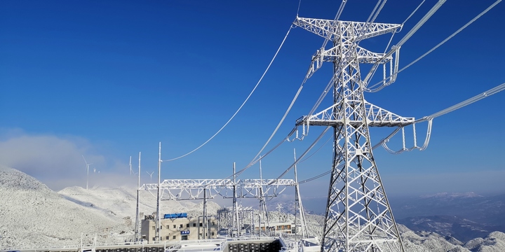 雪后初晴的梅花山防冰科研基地。