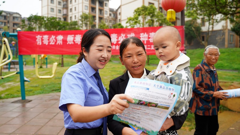 在民興街道紅興社區，檢察干警向社區居民介紹毒品的具體種類。