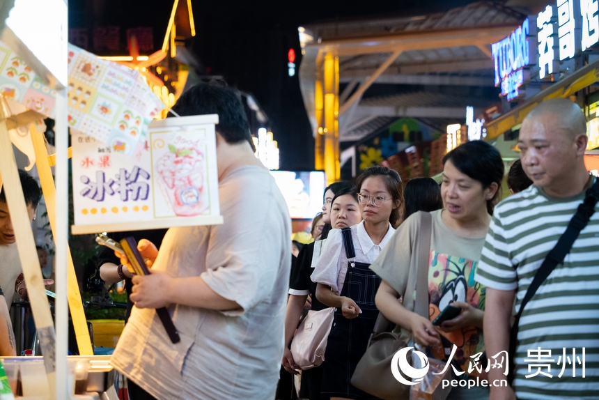 6月21日，市民游客在贵阳市太平路街区游览。人民网记者 涂敏摄 