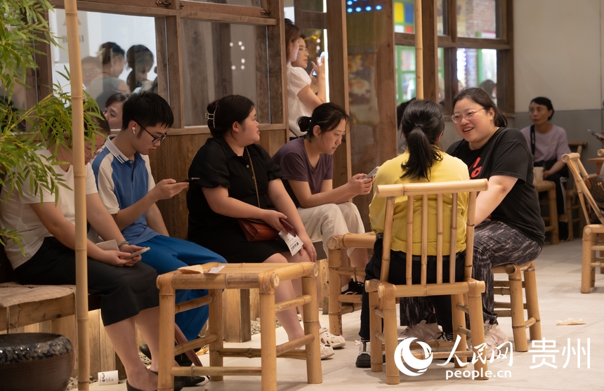 6月21日，在贵阳新印厂，市民游客正排队等待就餐。人民网 阳茜摄