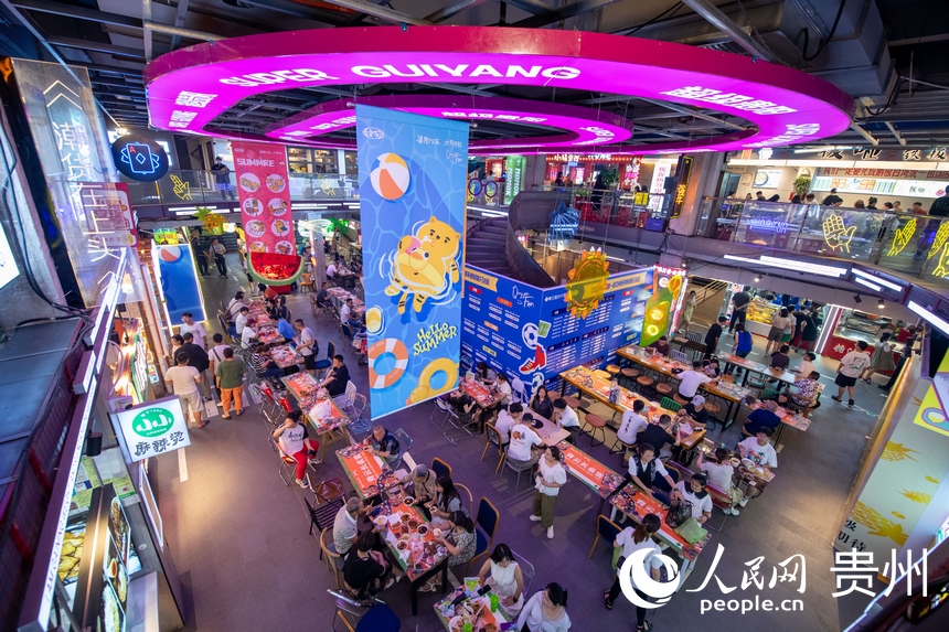 6月21日，在青云市集内，游客品尝各种美食。人民网记者 翁奇羽摄 