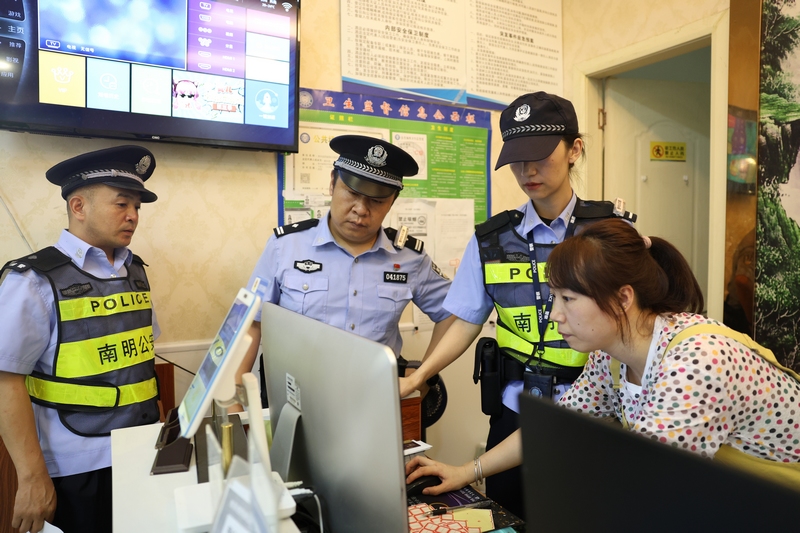 民警對轄區酒店開展清查。