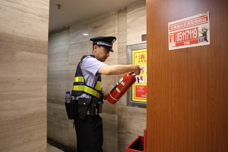 民警檢查轄區場所消防安全。