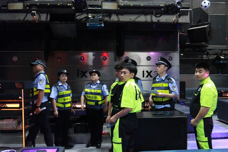 民警對轄區娛樂場所開展清查。