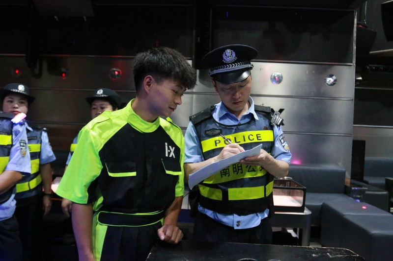 民警對轄區娛樂場所開展清查。