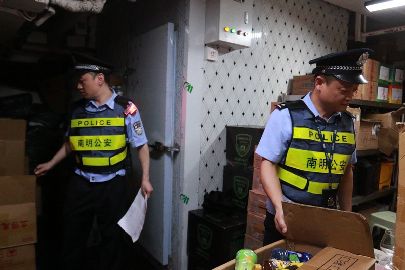 民警對轄區娛樂場所開展清查。