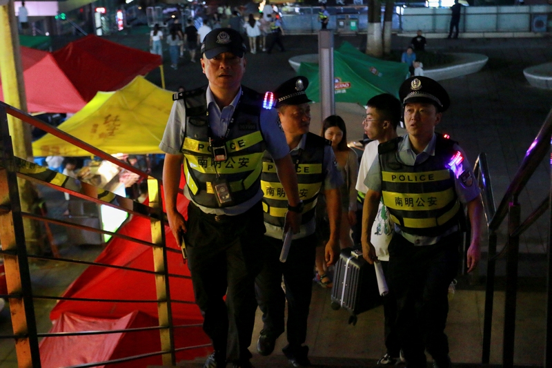 民警對轄區娛樂場所開展清查。