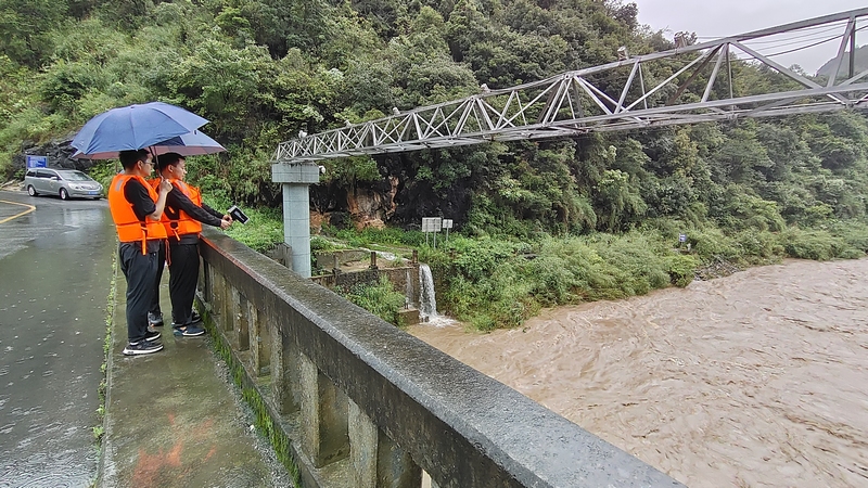 畢節水文應急監測隊員在杜家橋水文站利用雷達槍測速。