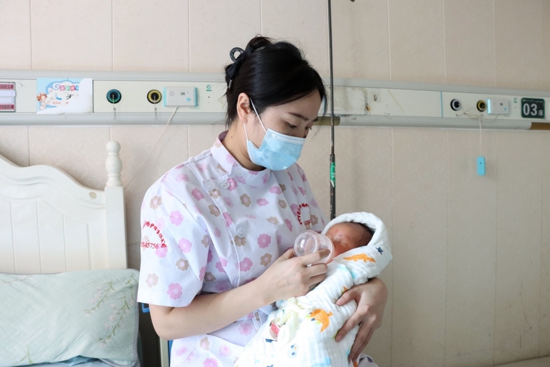 护理师照顾婴儿。