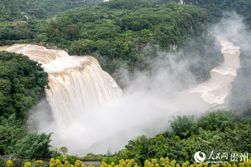 6月23日，黃果樹瀑布奔流而下、氣勢磅礡、蔚為壯觀。人民網記者 翁奇羽攝
