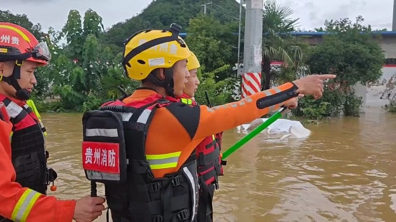 消防人員深入各村居進行救援.jpg