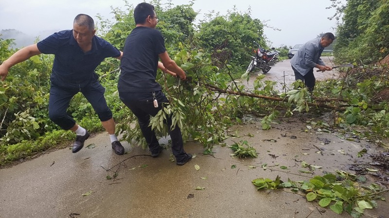 图为：及时清理道路障碍物