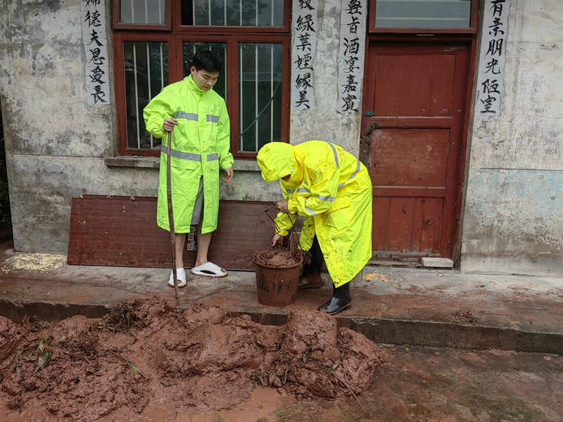 应急人员帮助农户清理泥沙、疏通排水沟 (1)