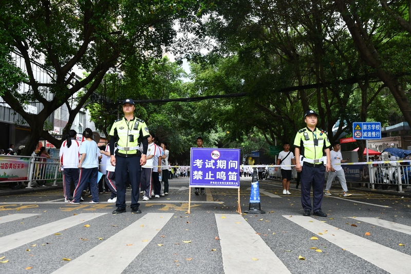 交警在考点维持交通秩序