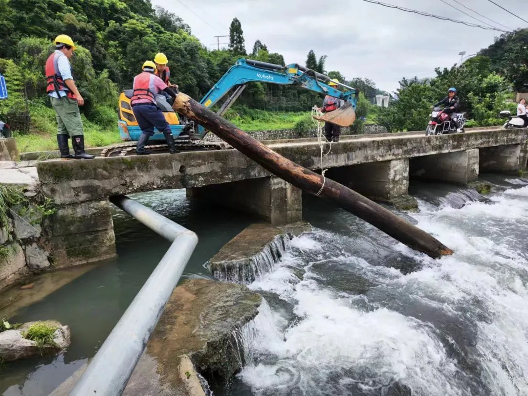 河道清理现场。