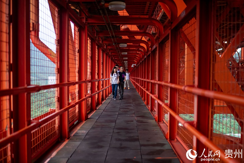 游客正在坝陵河大桥桥体内部参观游览。人民网记者 翁奇羽摄
