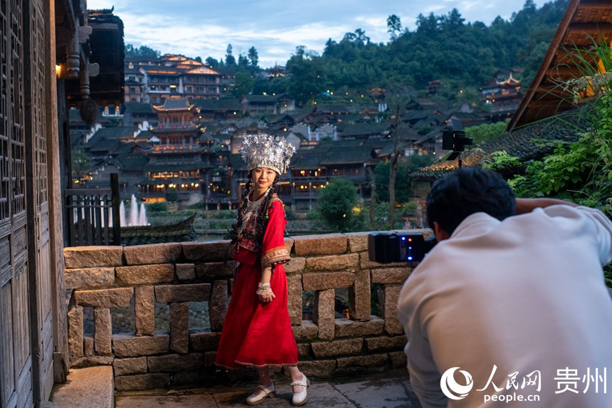 6月24日，身穿民族服飾的游客在烏江寨景區打卡拍照。人民網記者 翁奇羽攝